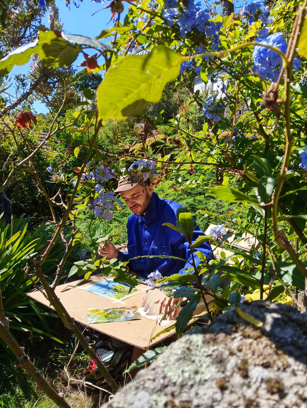 Emiliano dibujando y pintando entre la vegetación